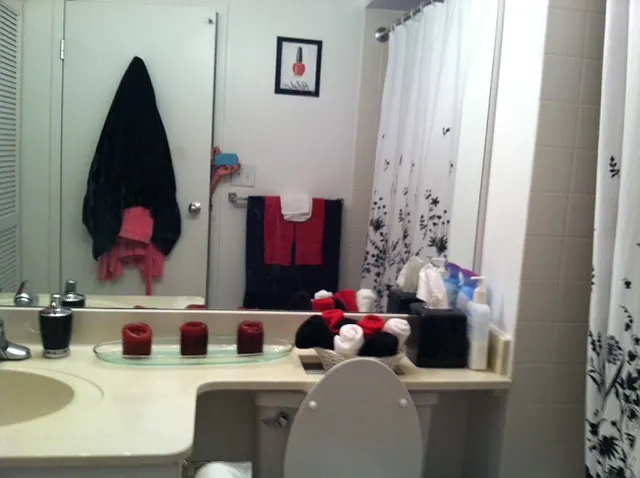1 bathroom with full tub