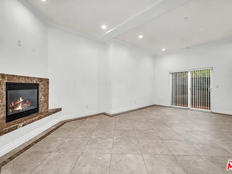 7338 Balboa Blvd #6 — Photo 2