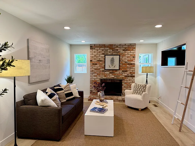 2447 Rigdon St — Photo 4