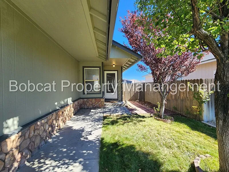 3 bed, 2.0 bath, 1261 sqft, $2,503 — Photo 2