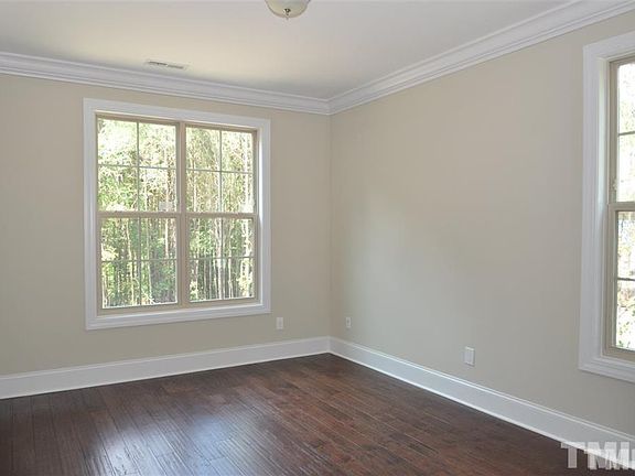 5th image of 188 Dongola St