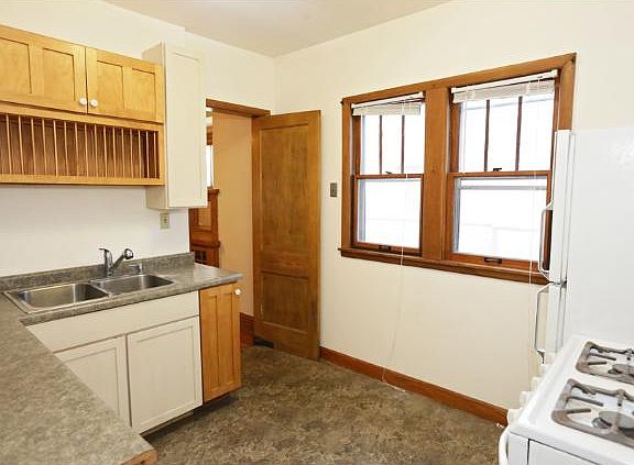 4th image of 1523 Sargent Ave