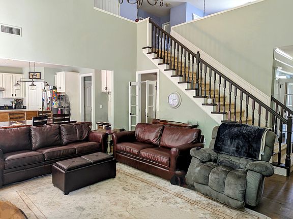 3rd image of 6826 Guinevere Dr