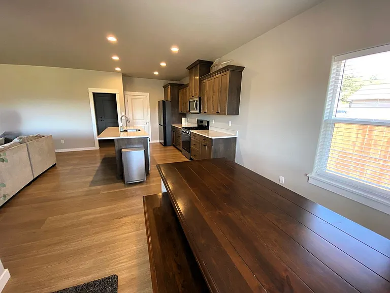 912 Medina Ave — Photo 4