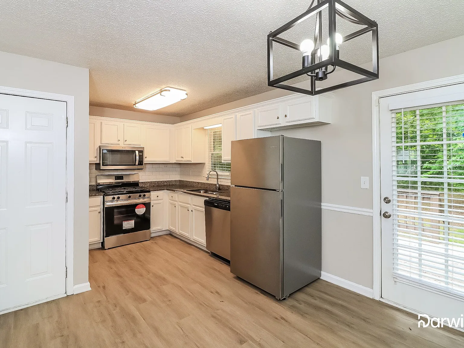 3 bed, 2.0 bath, 1202 sqft, $1,645 — Photo 3