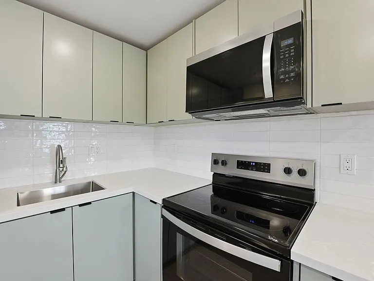 2735 Broadway #5 — Photo 8