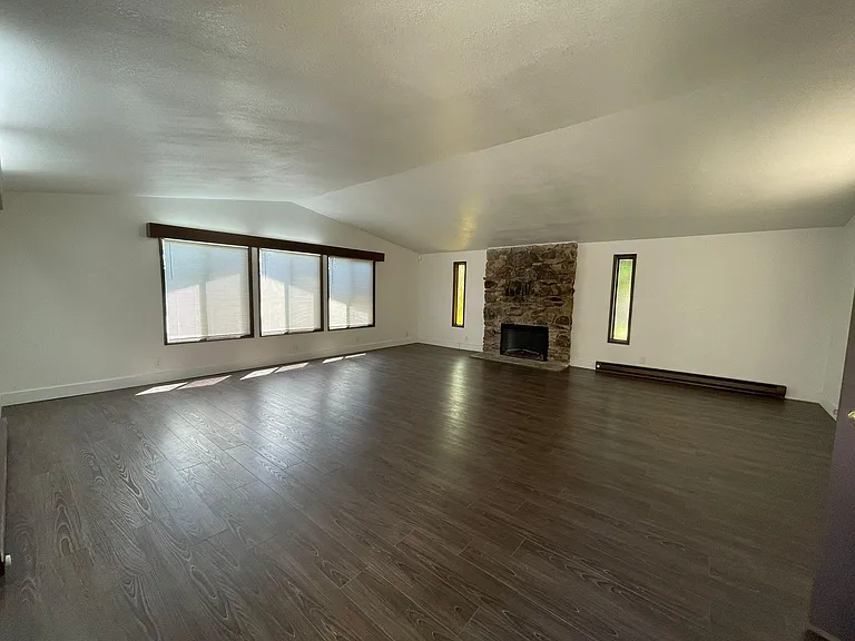 204 Dennis Way — Photo 2