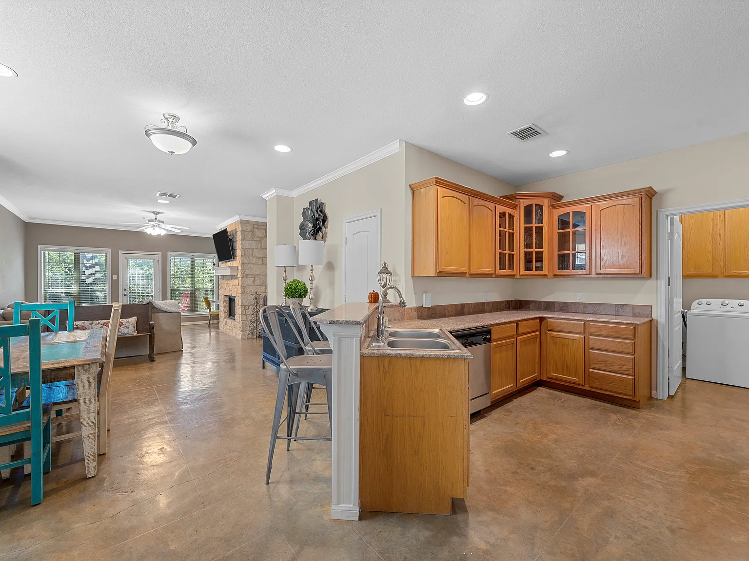 3 bed, 2.5 bath, 2024 sqft, $2,250 — Photo 4