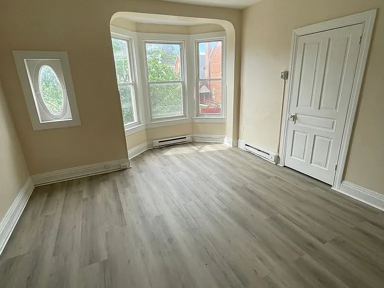 720 W Poplar St — Photo 6