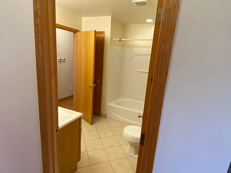 Bathroom 1 with 2 access doors