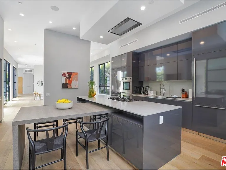346 N Kings Rd — Photo 12