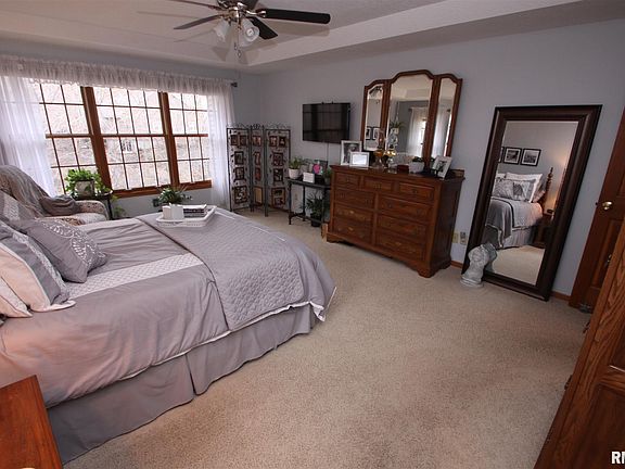 5th image of 12 White Oak Dr
