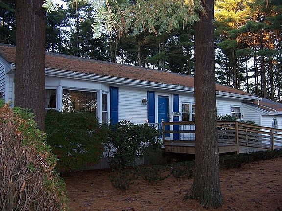 2 bedroom Ranch Home on acre lot