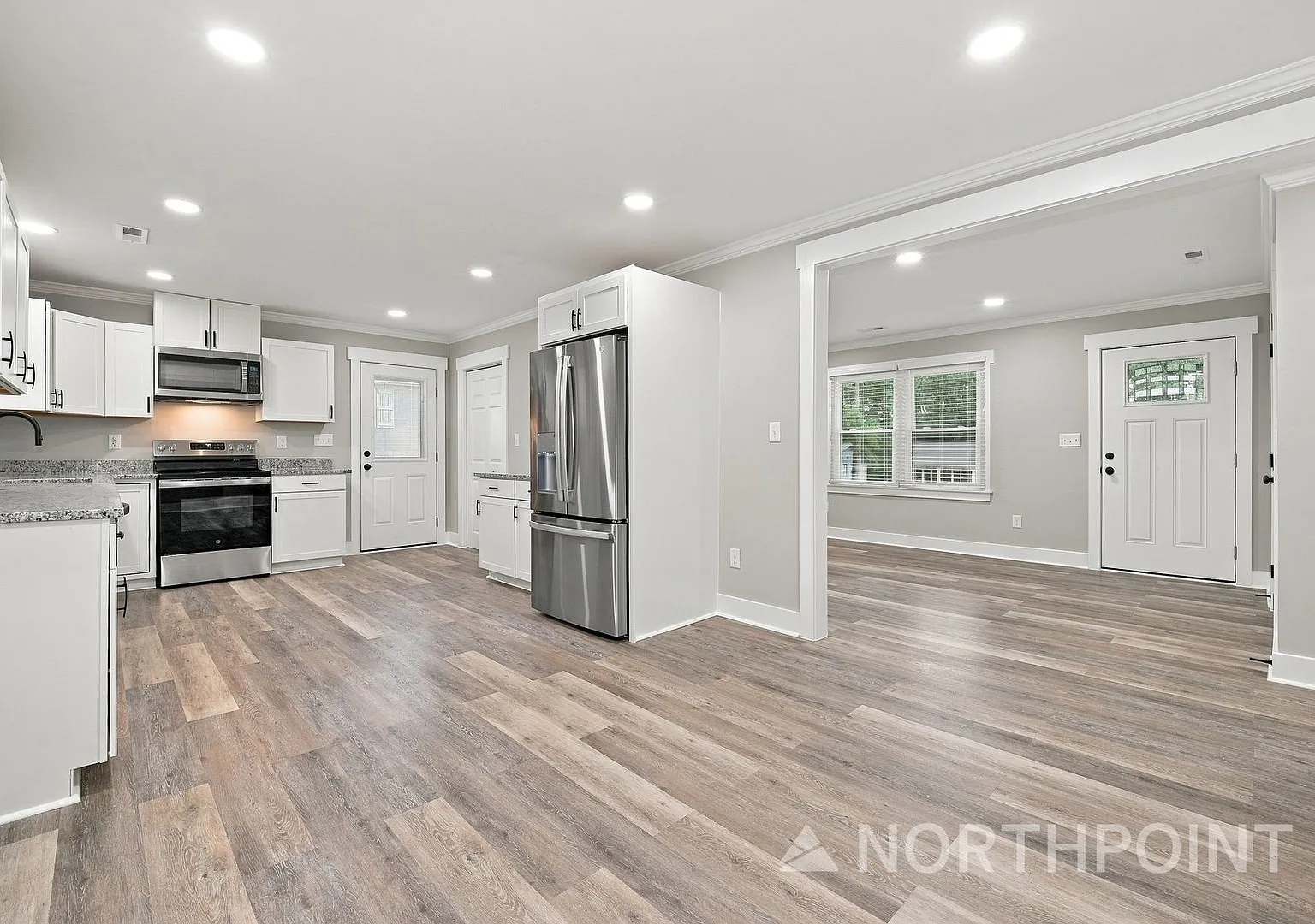 Available for Immediate move in! Recently renovated 3 bed 2 bath — Photo 4