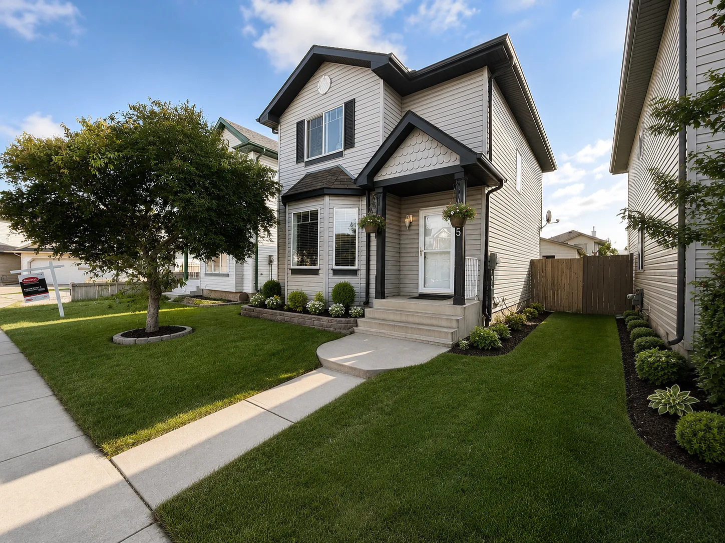 4 Bed 2.5 Bath Family Home Ellerslie Edmonton — Photo 1