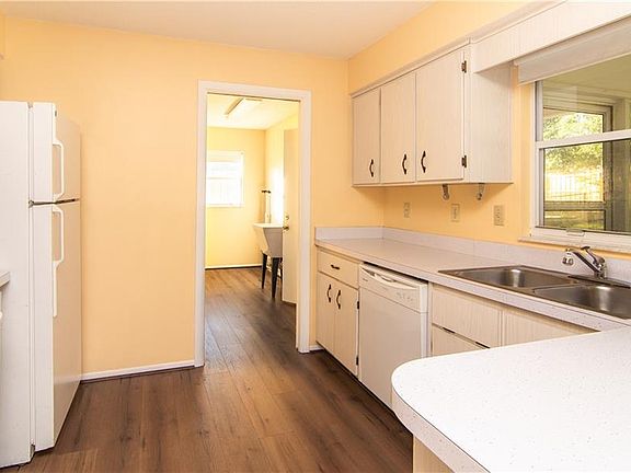 5th image of 841 Village Lake Dr N
