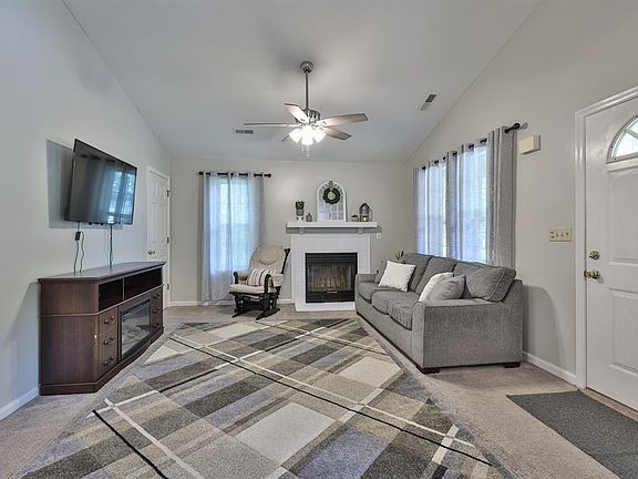 4th image of 1524 Greenlawn Way