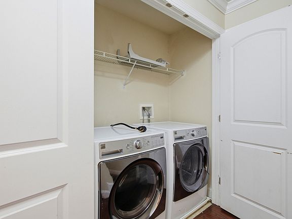 5th image of 300 Camillia Pl