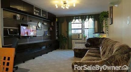 SPACIOUS LIVING ROOM
						:
						Dimmable lights