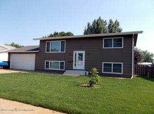 436 North Dr, Dickinson, ND 58601