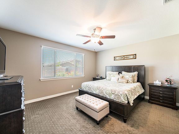 5th image of 228 W White Oak Ave