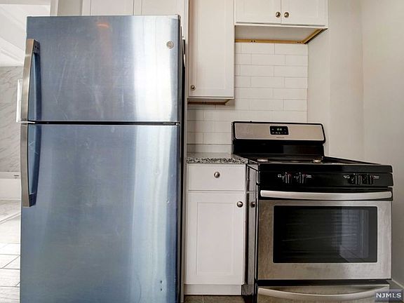 5th image of 126 Sanford St Floor 1