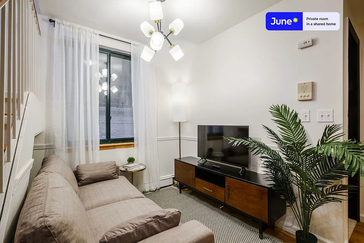 Queen bedroom in 5 bed/2 bath home in East Village #145 B — Photo 4