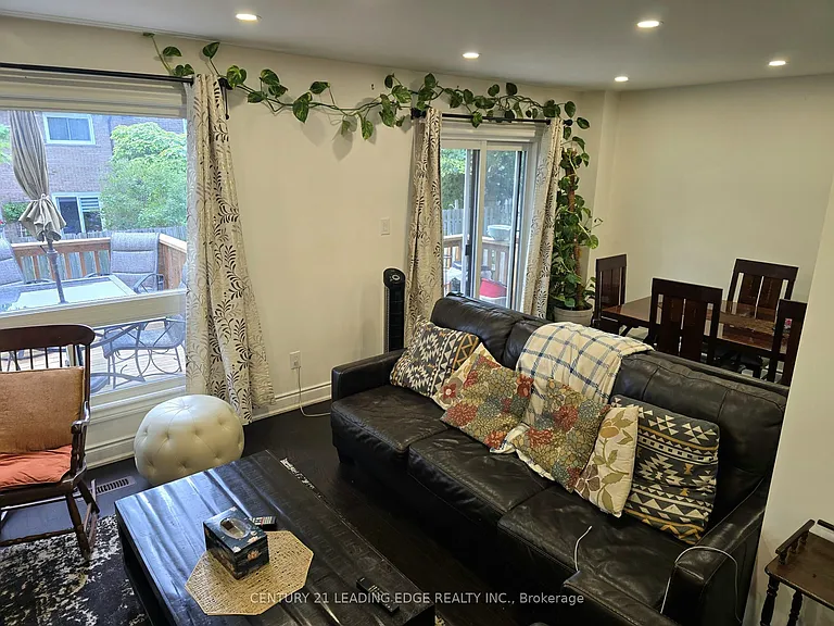 11 Radford Cres #MAIN FLR — Photo 7