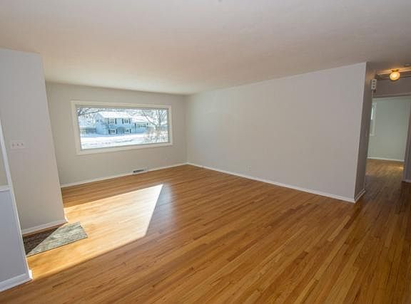 3rd image of 1523 Crestwood Blvd