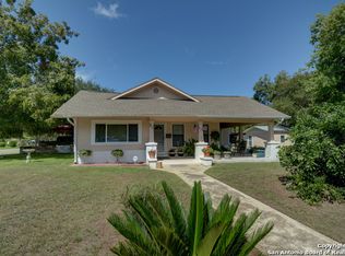 801 E Austin St, Luling, TX 78648