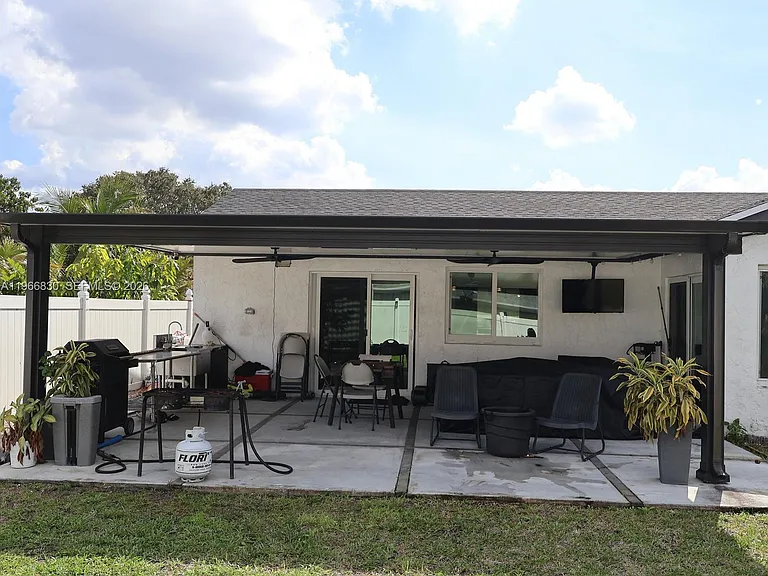 5505 SW 9th St — Photo 14