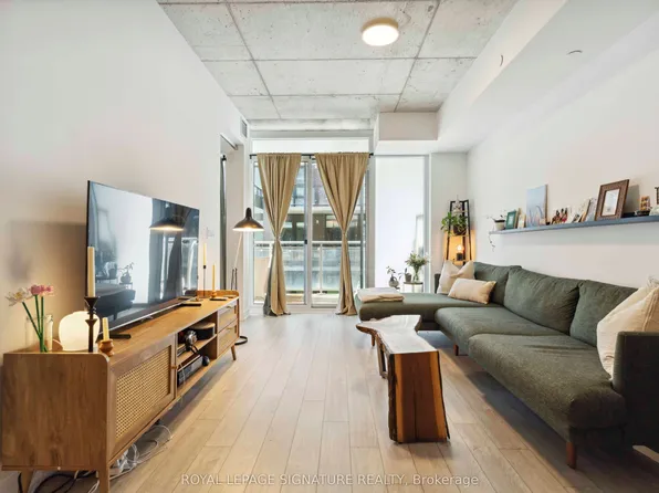 665 Queen St E #313, Toronto, ON M4M 0G3