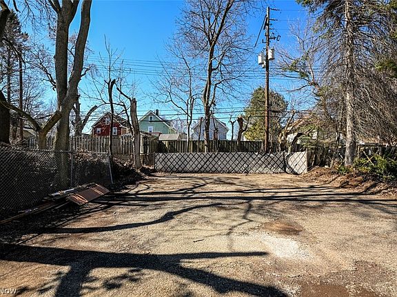 4th image of 868 N Main St