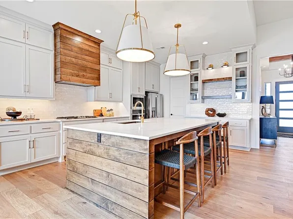 17401 Parkhill St, Overland Park, KS 66221