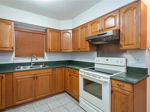 5th image of 885 Liskeard Ave