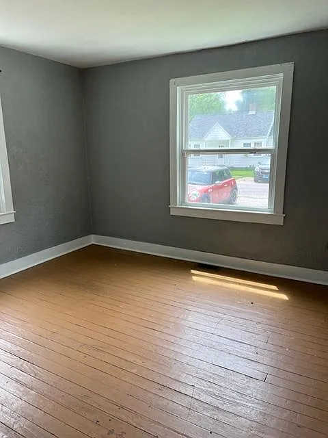 213 E Warfield St — Photo 3