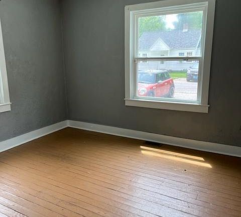 3rd image of 213 E Warfield St