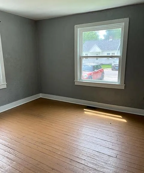213 E Warfield St — Photo 3