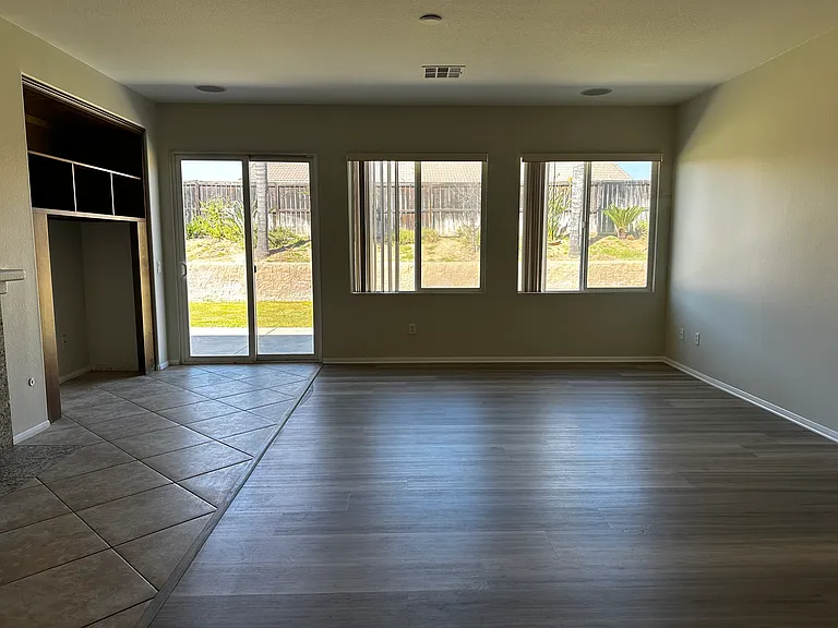 Emerald Ave — Photo 8
