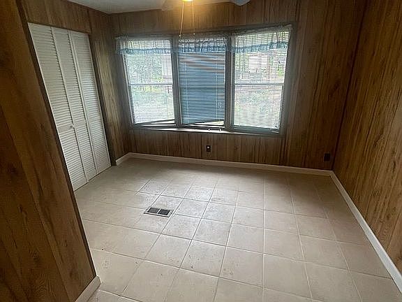 5th image of 216 Caribou St