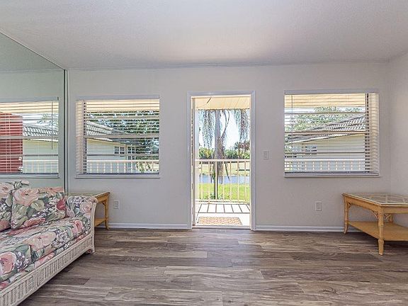5th image of 10 Vista Gardens Trl