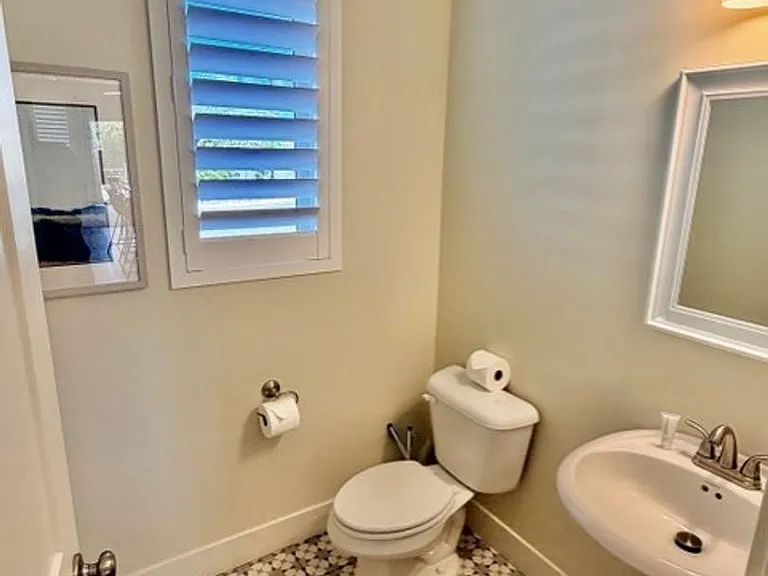 518 E Bailey Ln — Photo 8
