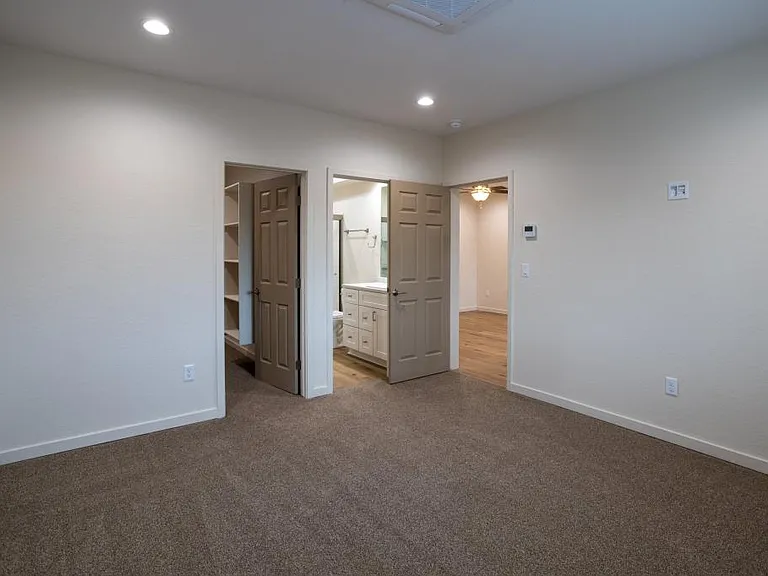 725 W 6th St S — Photo 4