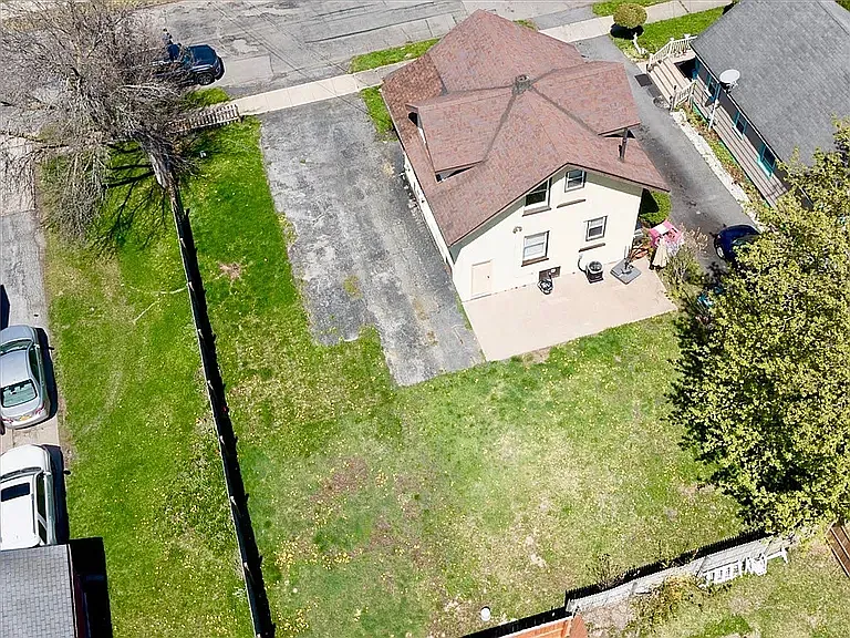 67 Le Frois St — Photo 3