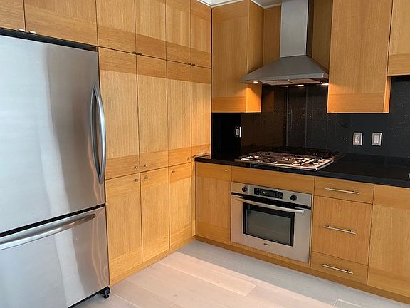 4th image of 1920 S River Dr Unit 807