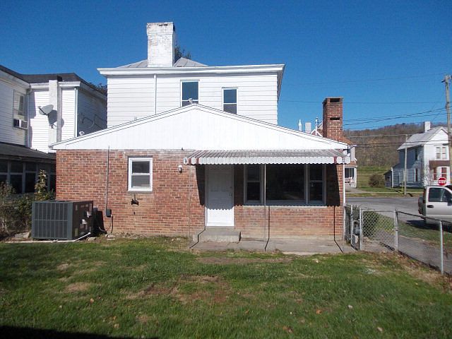 2nd image of 840 E 2nd St