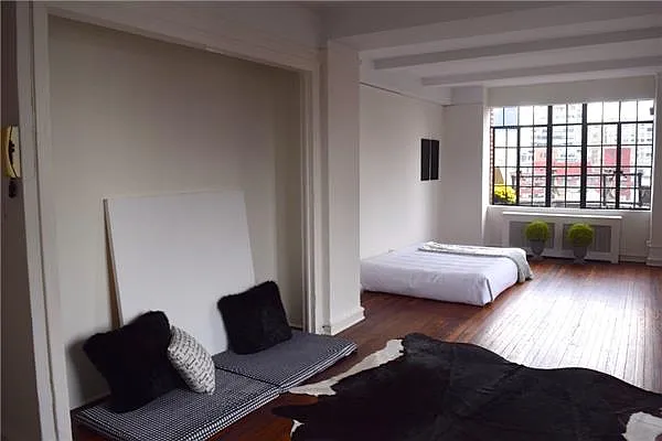 Sold by R New York | media 7