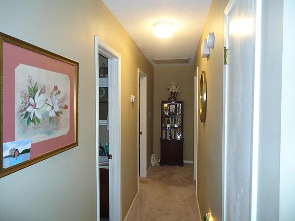 3rd image of 2937 Wildwood Cres