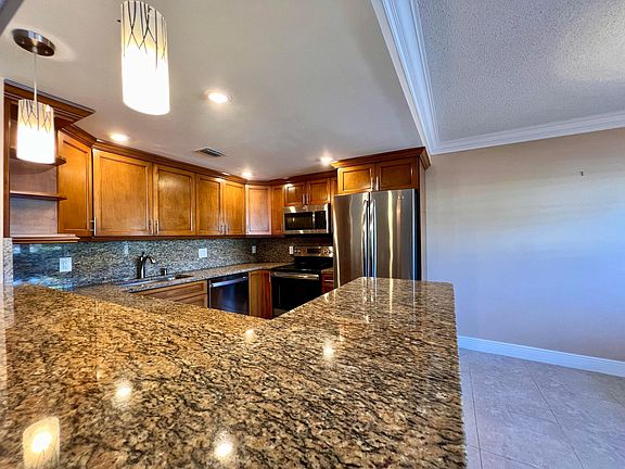 5th image of 110 Greenbrier B