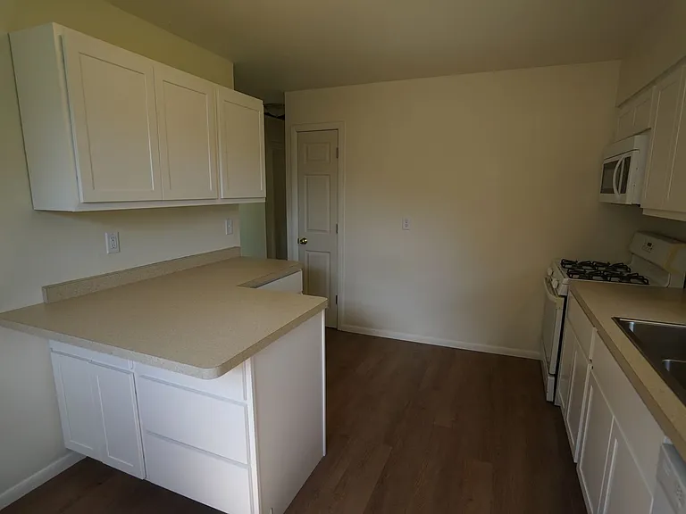 2410 Valley St — Photo 5